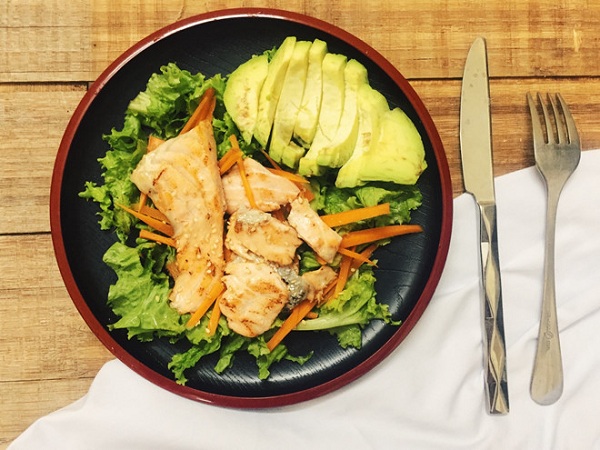Cách làm salad cá hồi giảm cân tại nhà theo công thức của MasterChef